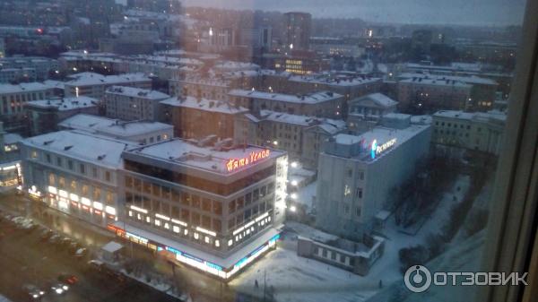 вид на фабрику днем