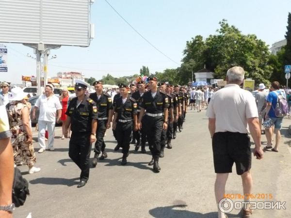 После парада члены экипажей расходятся в свои расположения.