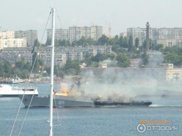 Каждый корабль показывал свои способности ведения морского боя. На этом судне возник пожар, зрителям показали как грамотно и слажено его локализовали члены экипажа.