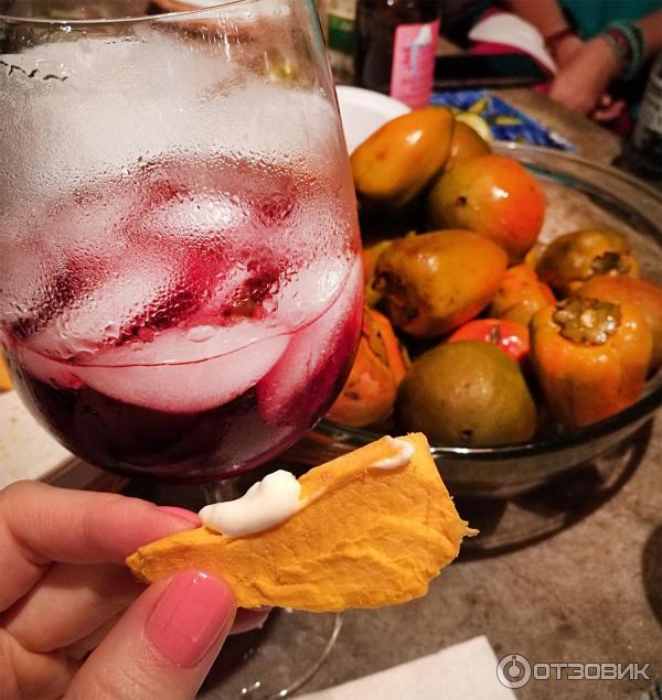 Экзотический фрукт Pejibaye в разрезе с майонезом