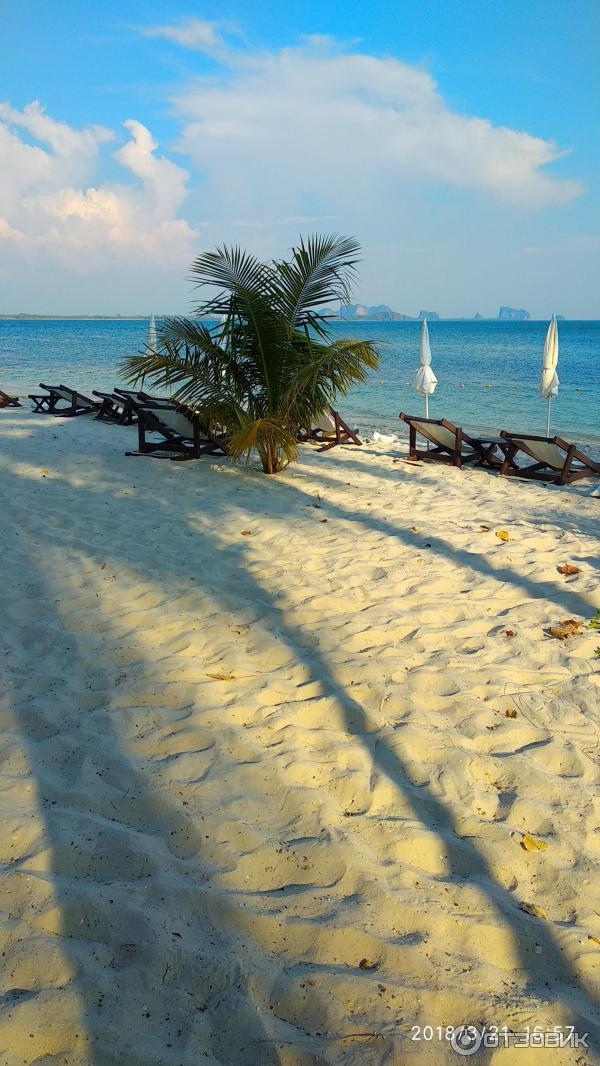 Пляж отеля Sivalai Beach Resort. Koh Mook, Таиланд.