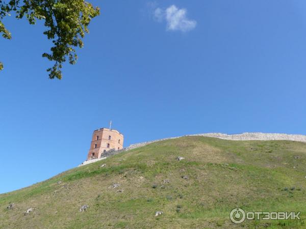 Гора и башня.