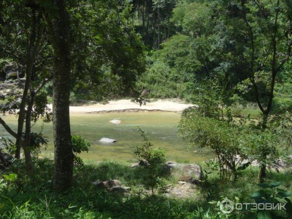 за лагуной водопада