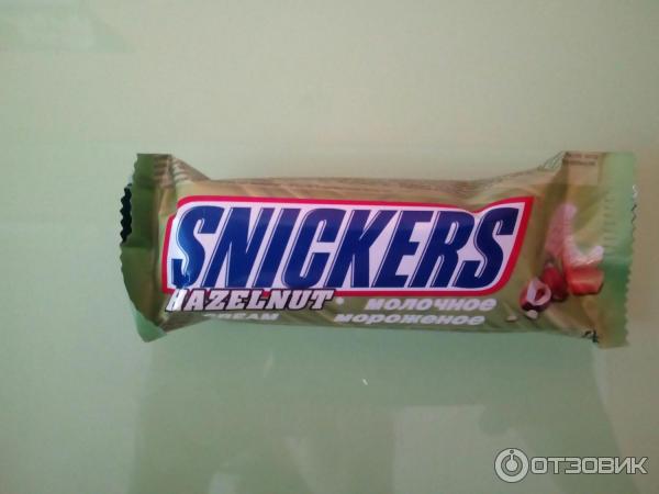 Мороженое snickers с карамелью и лесными орехами фото