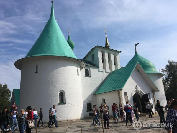 Вход в храм Сергия Радонежского