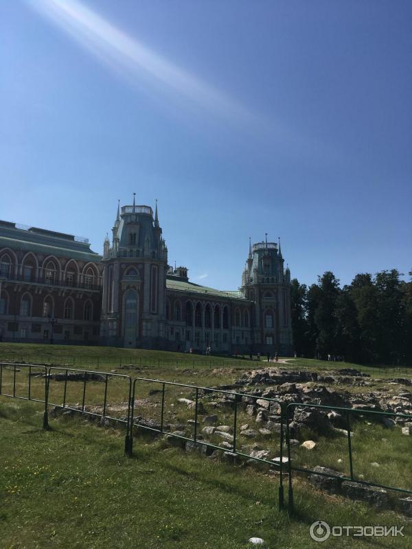 Отдых на берегу Царицынских прудов (Россия, Москва) фото