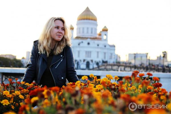 Патриарший мост, фото на фоне Храма Христа