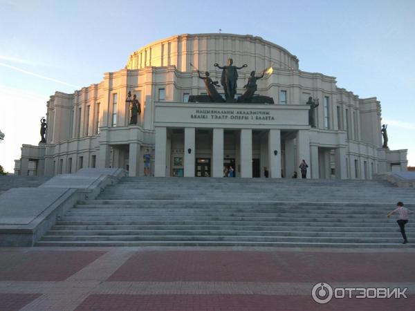 Национальный Академический Большой театр оперы и балета вечером