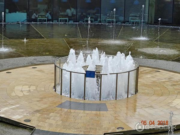 Фонтан богатства Fountain of Wealth в Сингапуре.