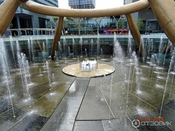 Фонтан богатства Fountain of Wealth в Сингапуре.