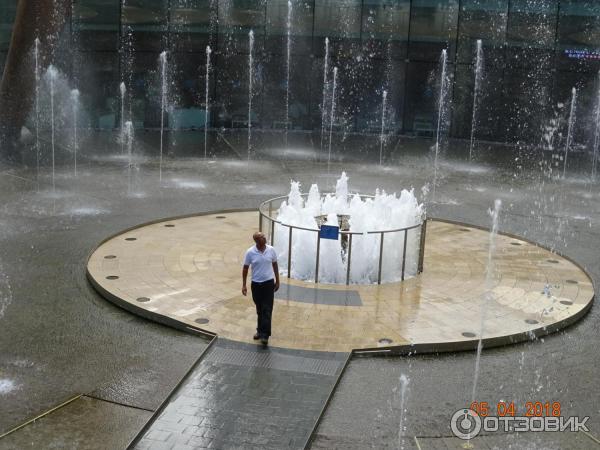 Фонтан богатства Fountain of Wealth в Сингапуре.