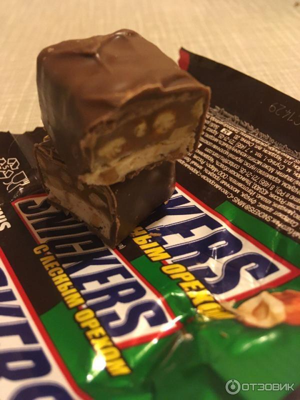 Сникерс с грецким орехом. Сникерс криспи 40г. Snickers лесной орех. Сникерс лесной орех. Шоколадный батончик snickers с миндалем.