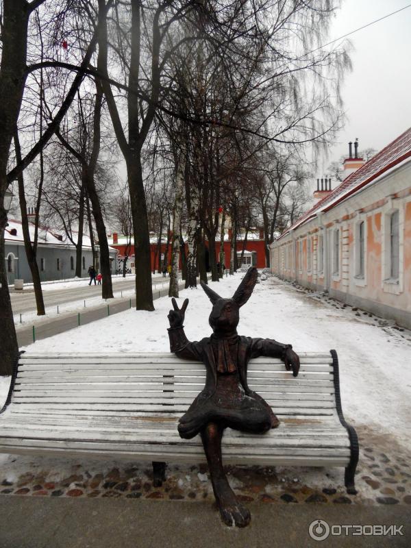 Памятник зайцу на скамейке