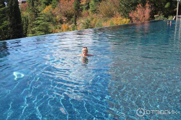 Ялта интурист открытый бассейн. Ялта с подогреваемым бассейном. Ялта с подогреваемым бассейном. Ялта отель бассейн с подогревом. Круглый отель в ялте.