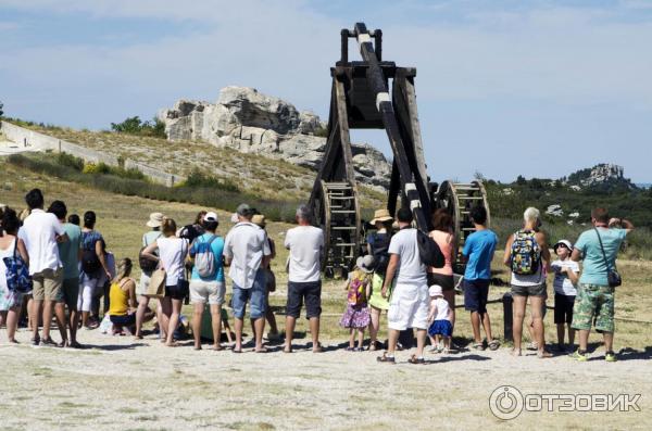 Ле Бо де Прованс, территория замка, шоу с метательными орудиями