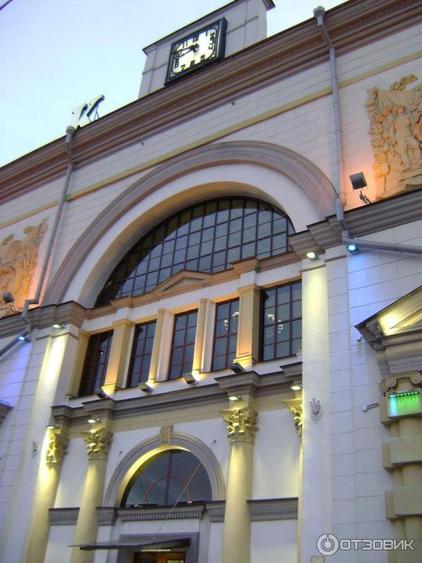 Минет жасап жатқан қызды ұстады Порно қолын шынтағына дейін қояды