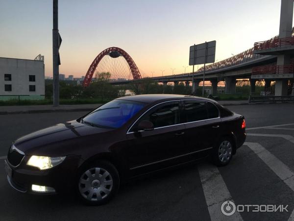 Автомобиль Skoda Superb седан фото