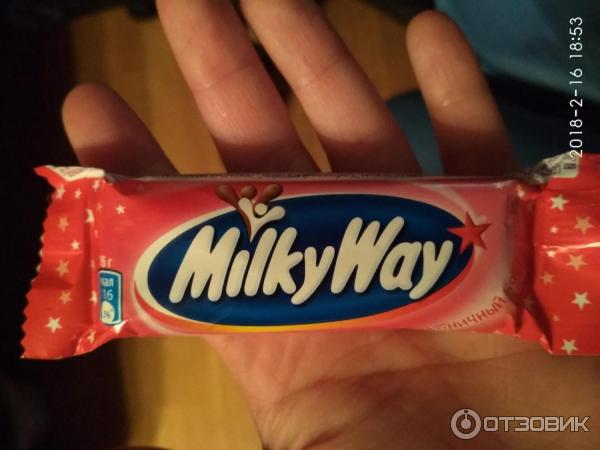 Шоколадный батончик Milky Way клубничный коктейль фото