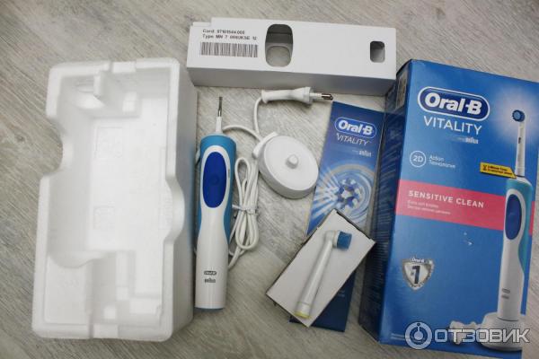 Электрическая зубная щетка Braun Oral-B Vitality Sensitive Clean фото