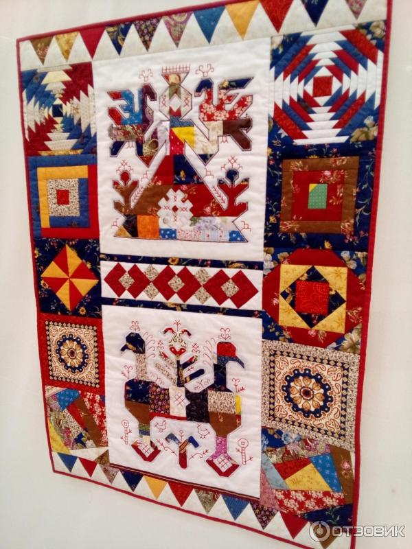 Суздаль лоскутное шитье. Суздаль лоскутное шитье. Лоскутное шитье русский. Лоскутное одеяло березюк. Выставка лоскутного шитья.
