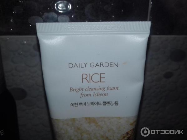 Очищающая пенка с растительными экстрактами Holika Holika Daily Garden Cleansing Foam New Rice фото