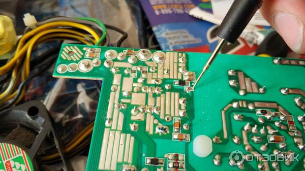 неисправный резистор, на обратной стороне платы блока питания, smd 100 номиналом 10 Ом