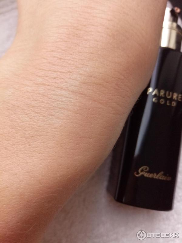 Тональный крем guerlain parure gold. Тональный Guerlain Parure Gold. Guerlain Parure Gold 13. Guerlain Parure Gold 13 свотчи. Parure Gold Guerlain тональный крем.