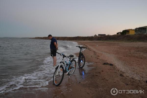 Отдых с палатками на берегу Керченского пролива (Россия, Крым) фото