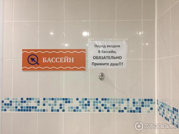 Тетки после бассейна направляются помыться в душевую Тетки после бассейна направляются помыться в душевую
