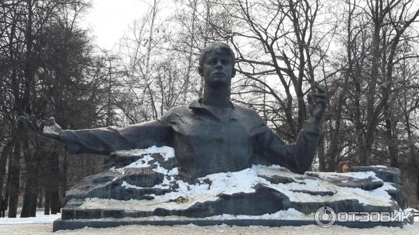 Памятник есенину в рязани фото Отзыв о Памятник Есенину (Россия, Рязань) Стоять...молчать...не шевелиться.