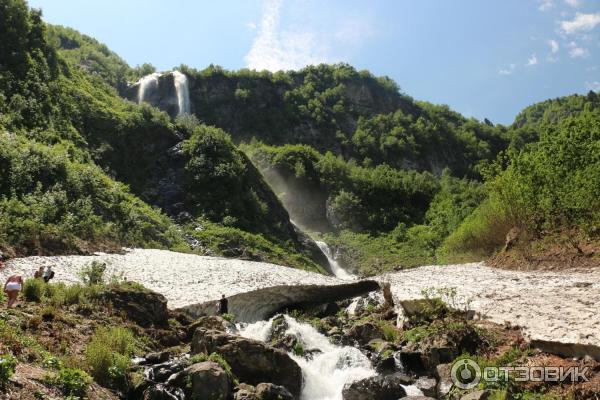 Водопад, снег и лес.