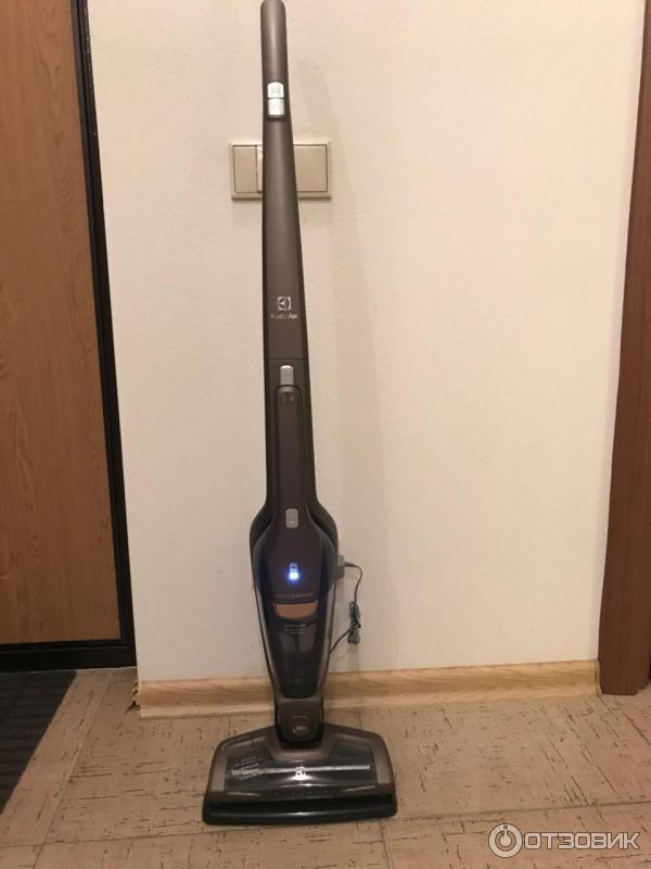 Пылесос electrolux eer77mbm. Ручной пылесос electrolux. Electrolux eer7allrgy. Беспроводной пылесос electrolux eer 7. Пылесос электролюкс беспроводной вертикальный.