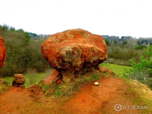 Красные каменные грибы-гиганты (Россия, Кисловодск) фото