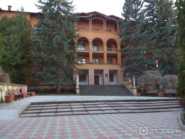Вид на лечебный корпус с территории санатория