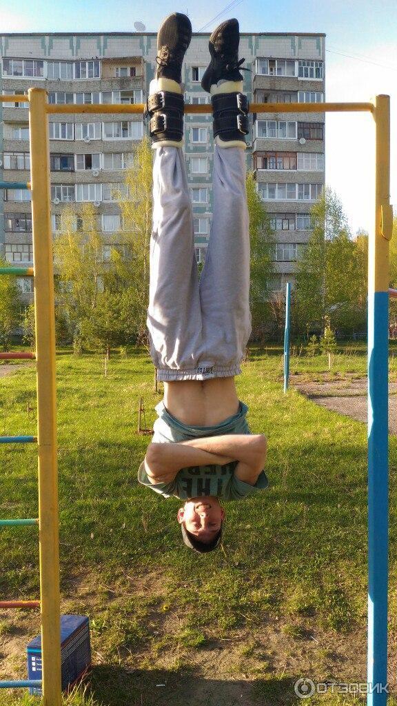 Вверх ногами на турнике