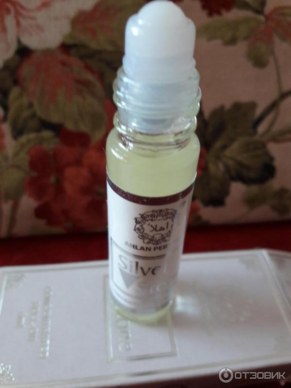 Духи которые мажут. Ajmal cashmere musk. Парфюм lush junk. Девушка с духами. Духи которые мажут.