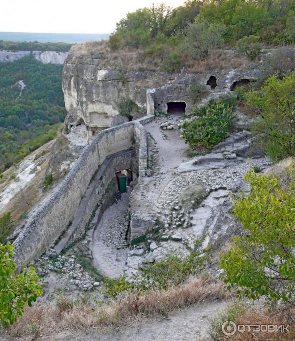 Пещера в скале.