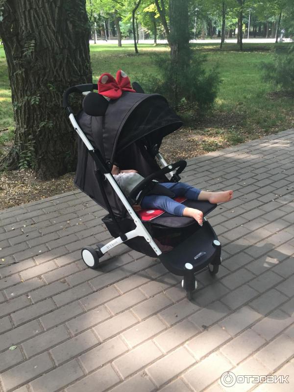 В наши почти 1,5 года, дочка комфортно себя чувствует во время сна. Ножки не свисают
