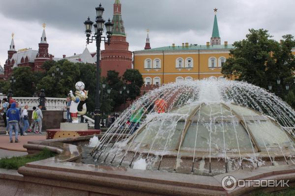 Выставка инсталляций к чемпионату мира по футболу 2018 года на Манежной площади (Россия, Москва) фото