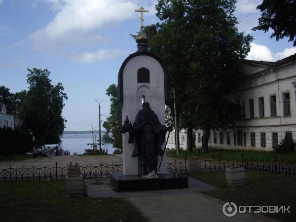 Памятник Макарию Калязинскому