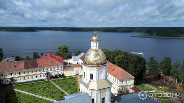 Надвратная церковь Петра и Павла. За ней - Братский корпус и Дом паломника