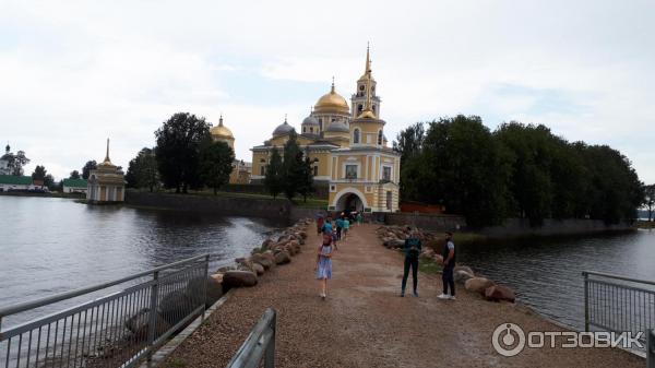 Вход в мужской монастырь Нило-Столобенская пустынь