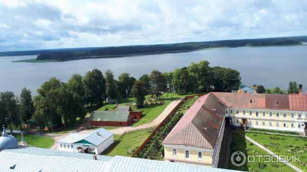 паломническая трапезная, за ней - кладбище