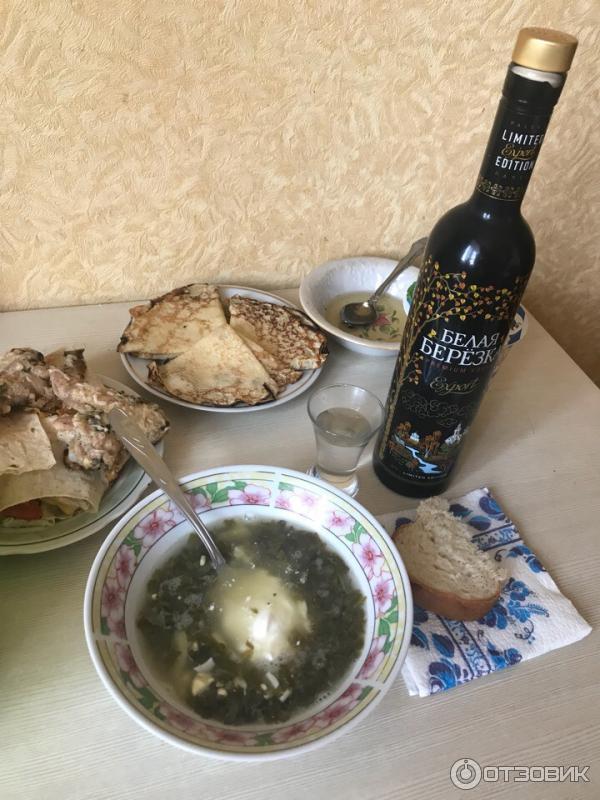 Водка Белая Берёза с традиционной русской закуской.