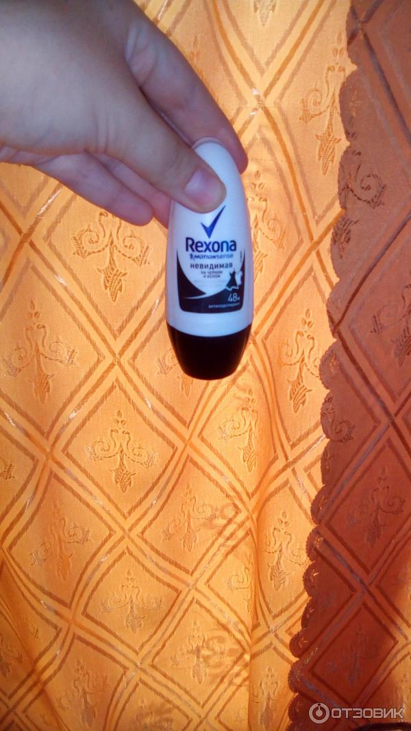 Антиперспирант шариковый Rexona motion sense невидимая на черном и белом фото