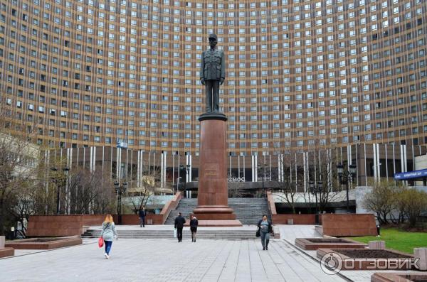 Космос площадь победы 1. Памятник ДЕГОЛЮ В Москве гостиница космос. Памятник де Голлю у гостиницы космос. Гостиница космос на ВДНХ.