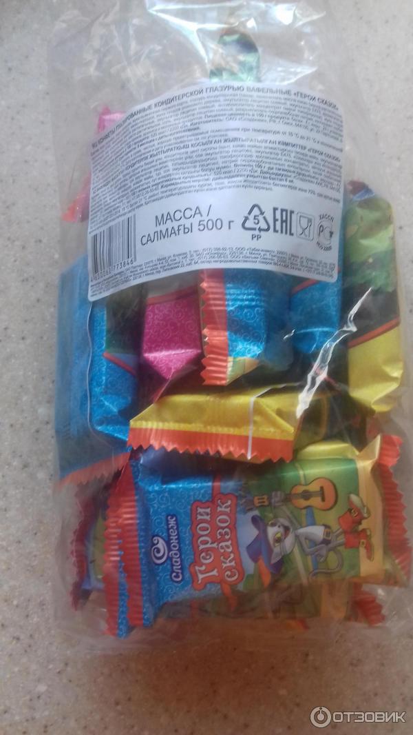 Конфеты в обертке. Конфеты детям. Конфеты но они не для детей. Ребенок с кучей конфет. Гранд кенди конфеты.