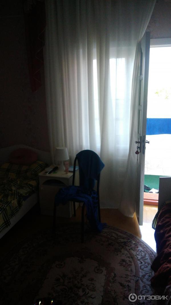 Вид из окна в коридор, окно в номере одно
