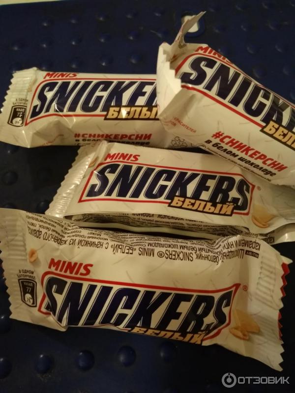 Сникерс батончик белый. Сникерс Минис белый. Snickers белый шоколад. Конфеты "snickers Mini белый". Шоколадный батончик Сникерс.