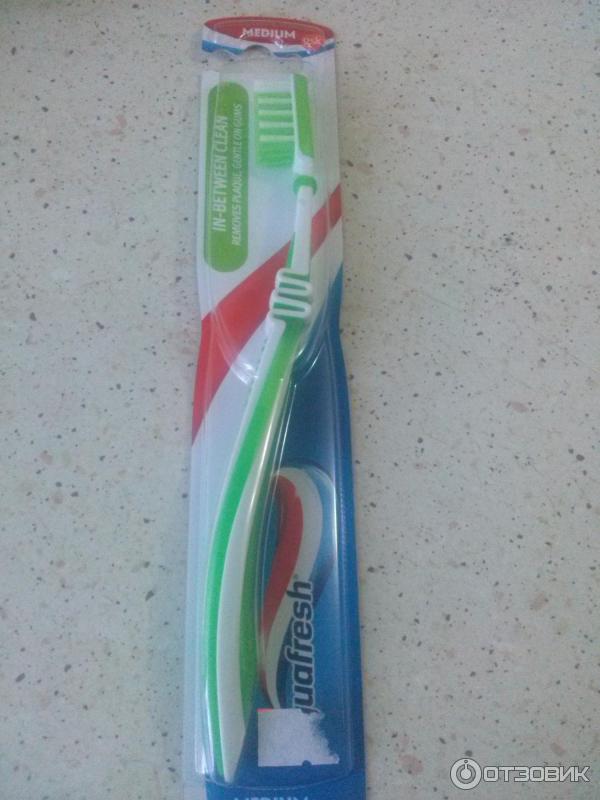 Зубная щетка Aquafresh in-between clean фото